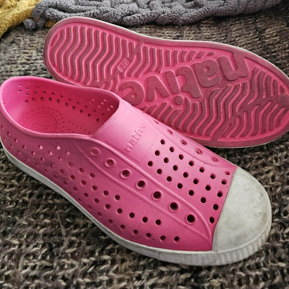 Native Slip-On Sneakers Sz 4 youth